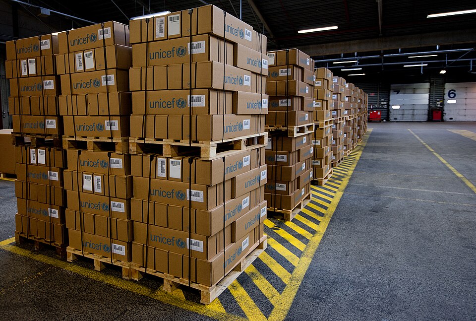 Paletes com caixas empilhadas prontos para transporte